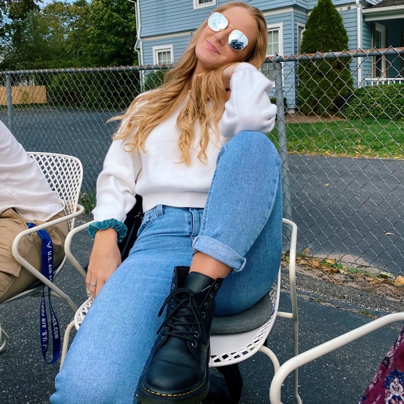 Meet your Posher, Caitlin - Picture 2 of 2